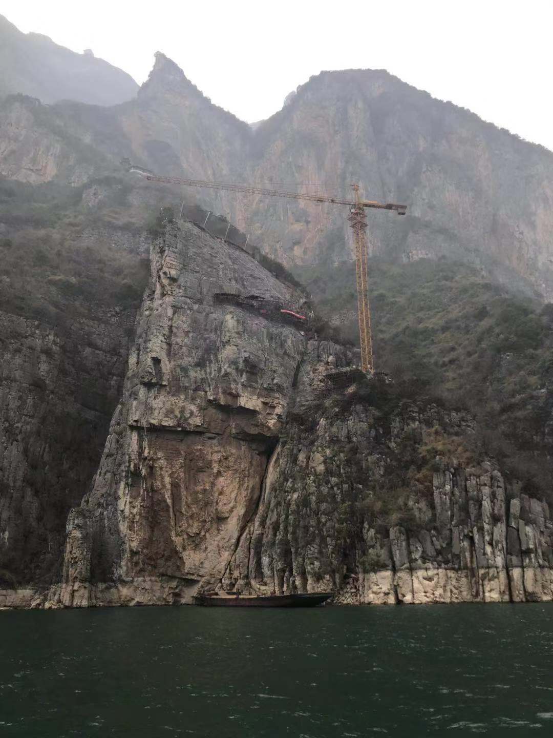 巫山县箭穿洞危岩治理工程.jpg